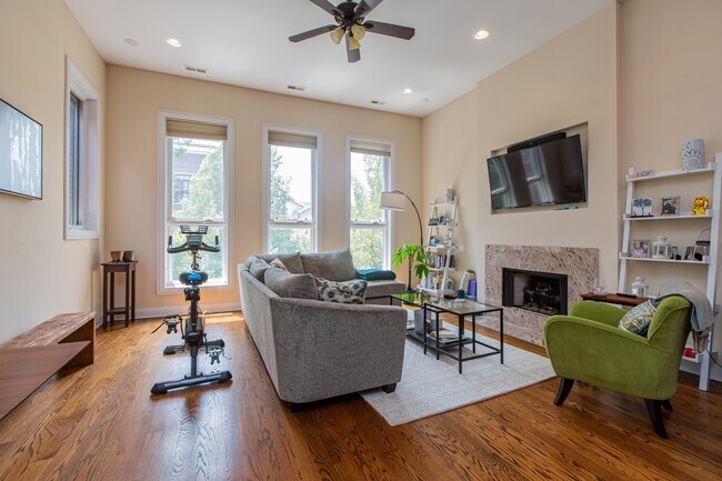 Living room - 1524 W Thomas St
