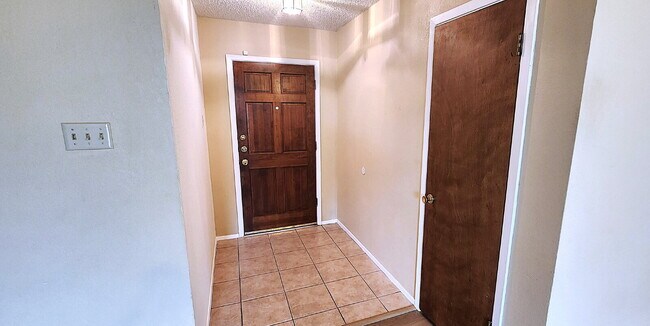 Foto del edificio - Beautifully updated 3/2/2 in the Meadows -Modern Updates & Flexible Living Space!