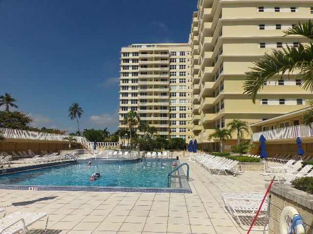 Swimming pool + children pool - 4747 Collins Ave