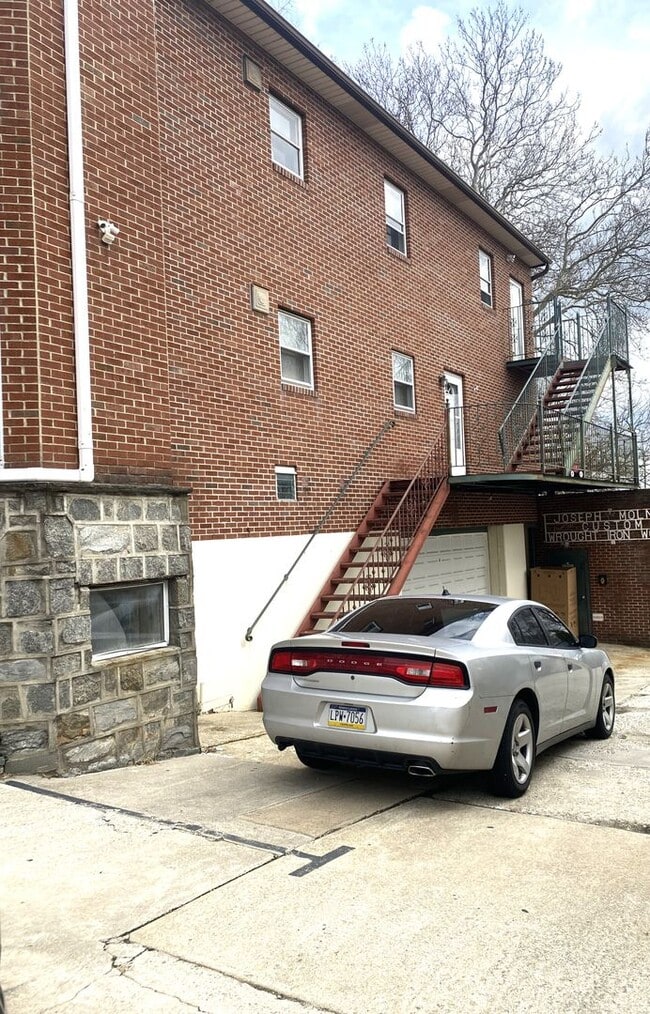 Building Photo - 916 Chester Pike