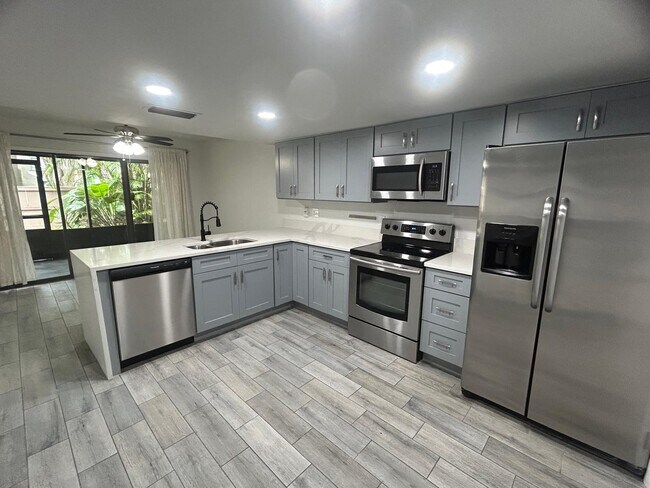 Foto del edificio - 5821 Windhover Dr