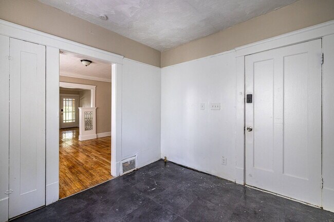 Foto del edificio - 12401 Parkhill Ave