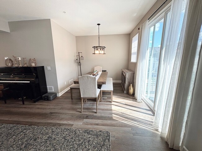 Building Photo - 821 Roselyn Dr