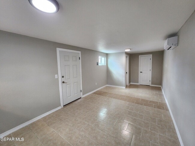 Building Photo - 116 N Clark Dr