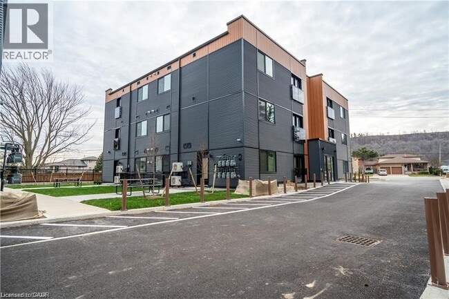 Building Photo - 259 King St E