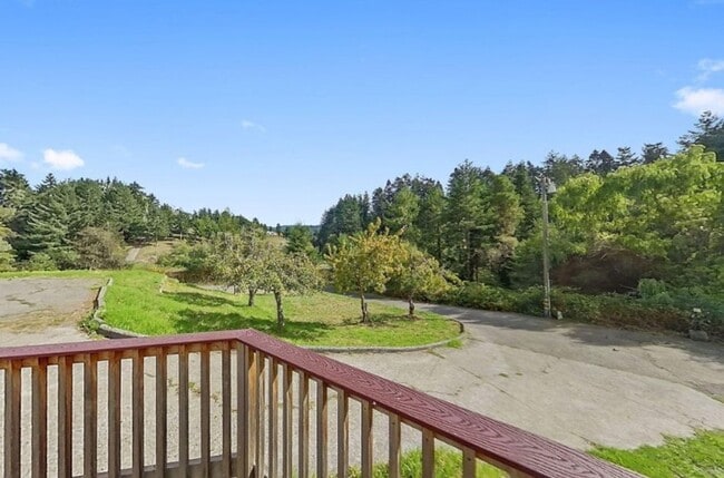 Foto del edificio - Spacious 4-Bedroom Home with Stunning Hill...