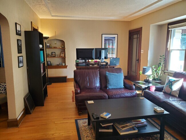 Building Photo - 3263 S Springfield Ave