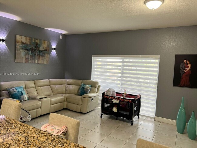 Foto del edificio - 8960 W Flagler St