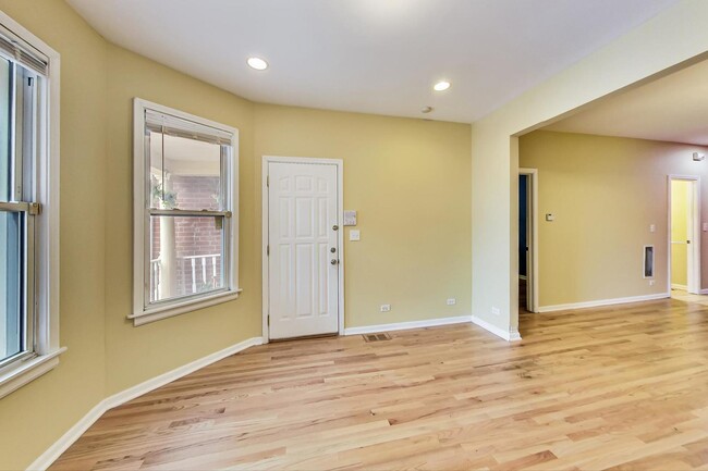 Foto del edificio - 3539 N Pulaski Rd