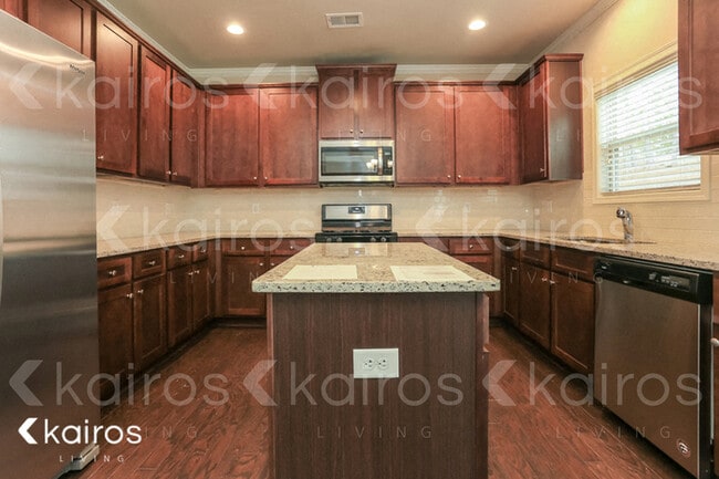 Building Photo - 1660 Riverpark Dr SE