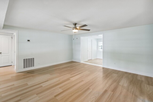 Building Photo - Small Duplex on Amelia Island