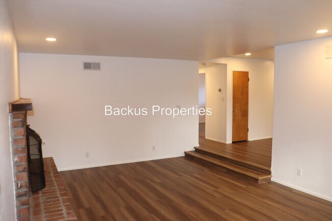 Building Photo - 738 Carmelita Dr