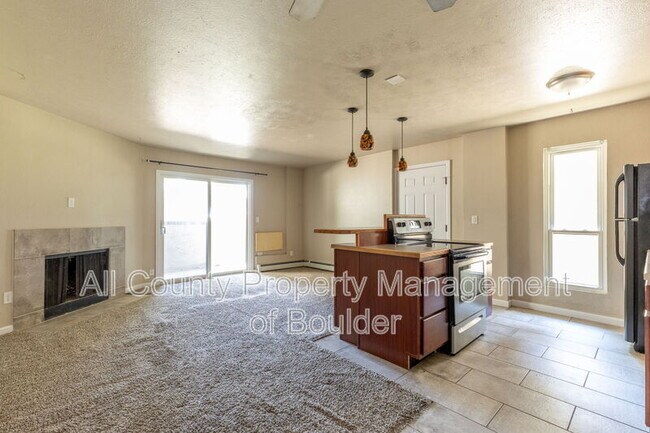 Building Photo - 695 Manhattan Dr