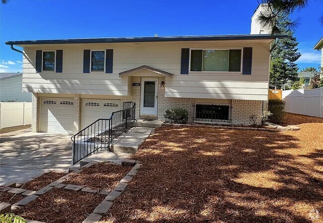 Building Photo - 5890 Del Paz Dr