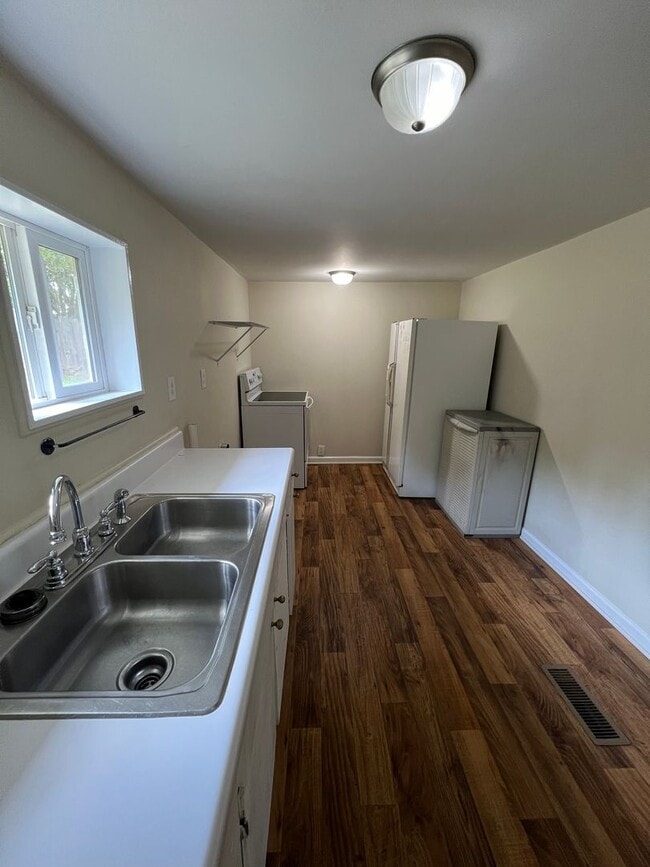 Building Photo - 326 Mayflower Ave
