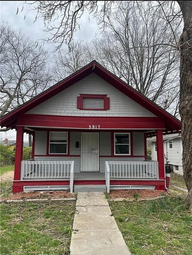 Primary Photo - 3 bedrooms 1 Full bathroom. The house is v...