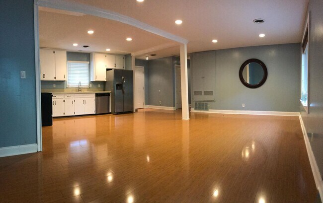 Foto del edificio - ** 3 Bed 2 Bath located behind Faulkner ** Call the self showing number to schedule a tour 334-36...