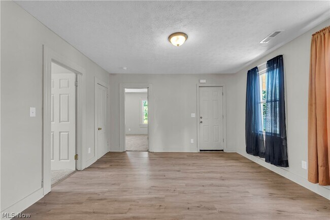 Foto del edificio - 3187 W 44th St