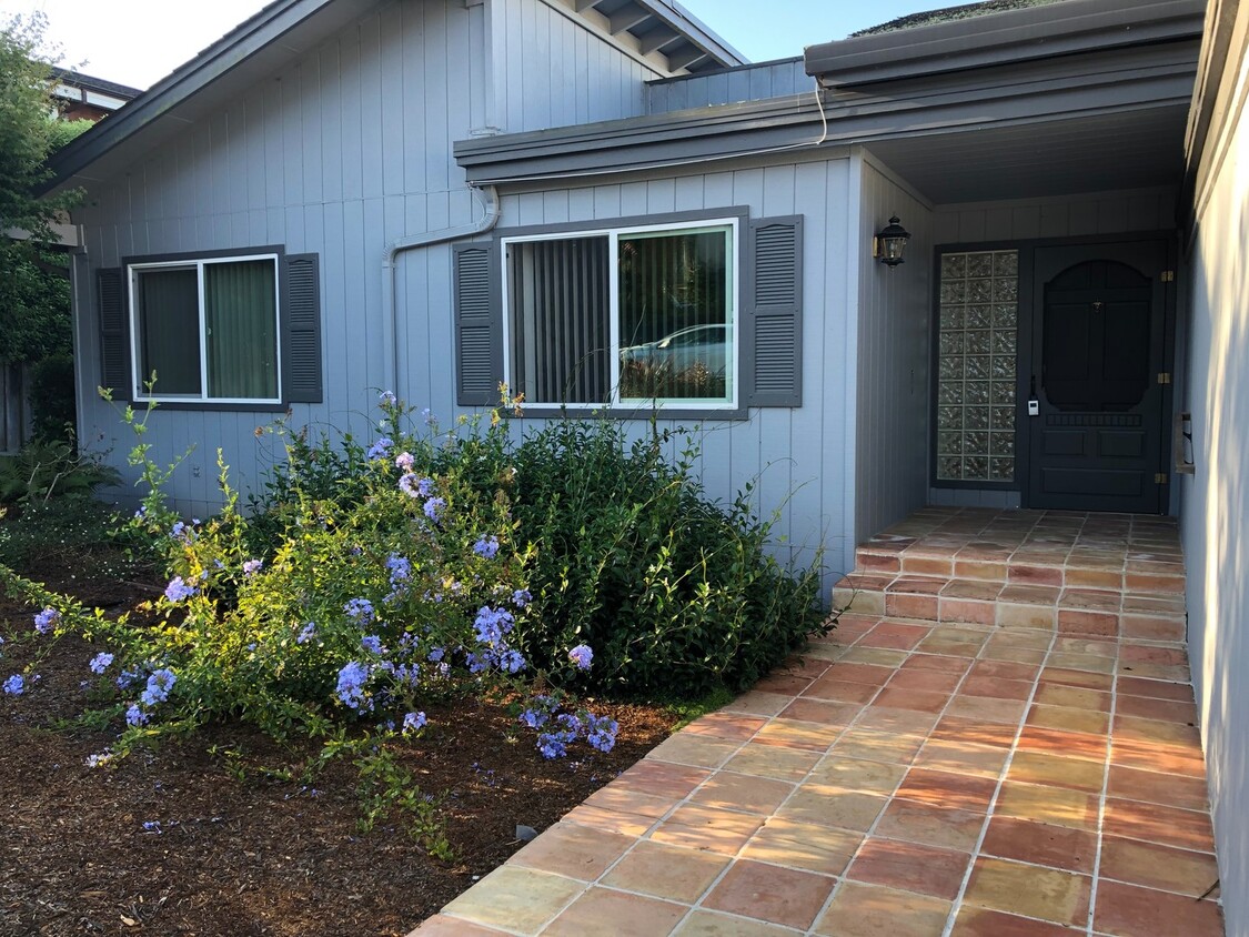 Foto principal - Great 3br/2ba in sought after Aptos neighb...