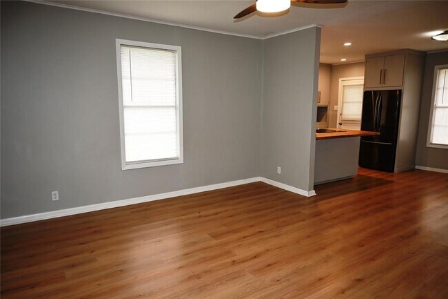 Foto del edificio - 707 N Main St