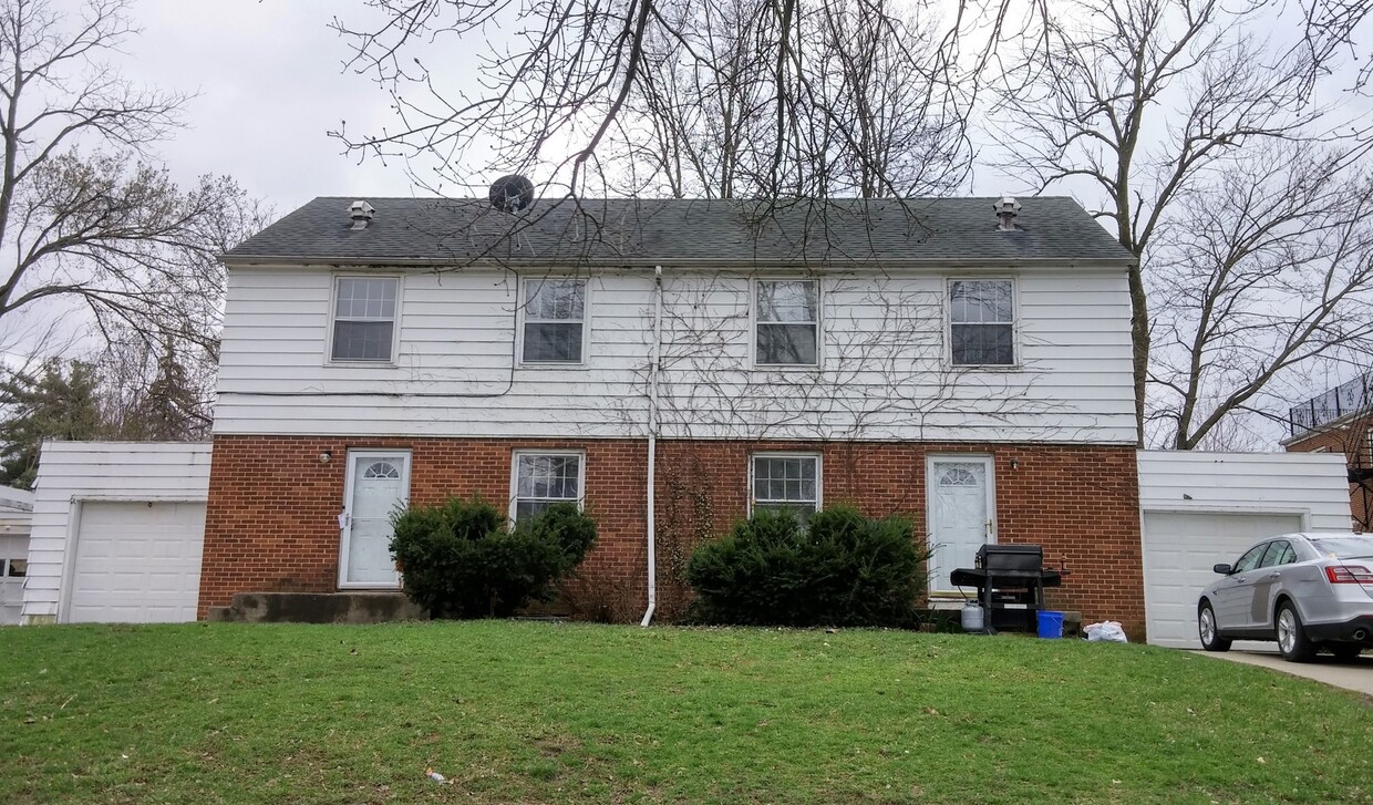 Primary Photo - 3 Bedroom Steps Away From Campus