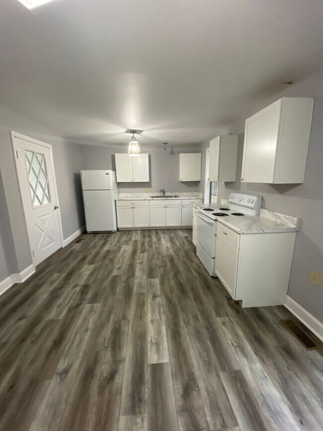 Building Photo - 2 Bedroom 1 Bath House