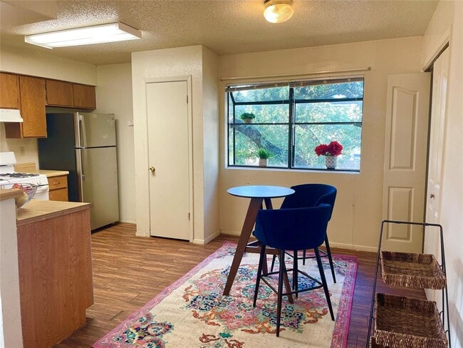 Building Photo - 402 Hedgewood Dr