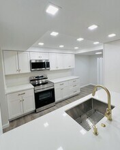 Building Photo - 500 Egret Cir