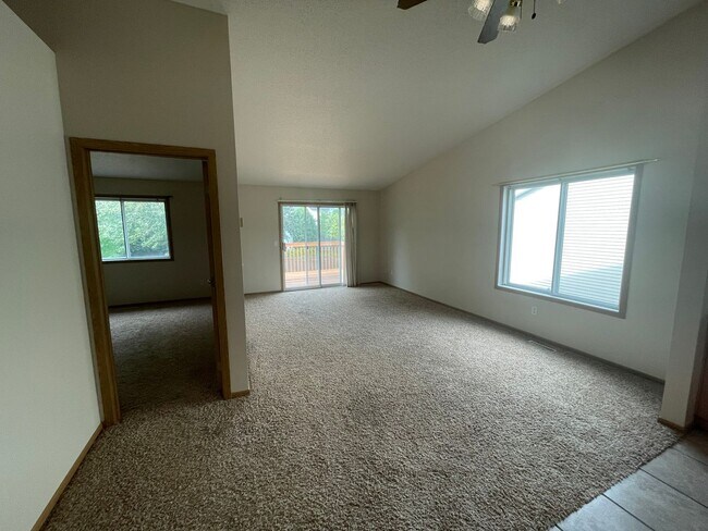 Building Photo - 3 Bed Townhome with Fully Fenced Backyard ...