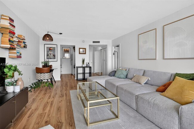 Foto del edificio - 2350 NE 135th St