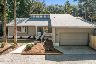 Building Photo - 131 Oakleaf Dr