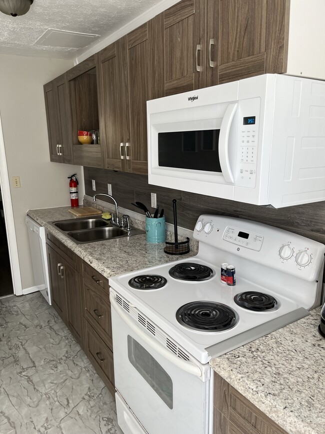 Kitchen - 498 Terry Ave