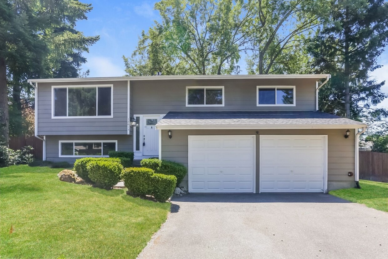 Primary Photo - Stunning Turn-Key Gem in Kingsgate! Your D...