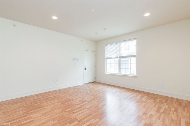 Building Photo - 4 br, 2 bath Triplex - 1503 MASTER ST Unit 1