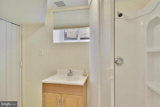 Building Photo - 717 Hillsboro Dr