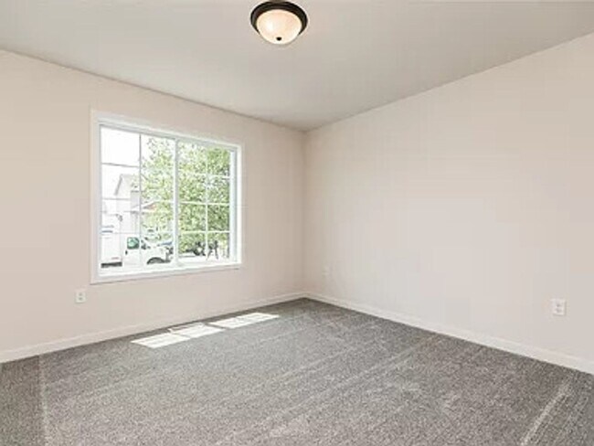 Foto del edificio - NE Newer Home, 3 Bedroom 2 bath, Attached ...