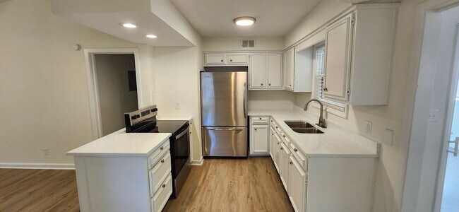 Building Photo - 3 bedroom home near Ft Moore!
