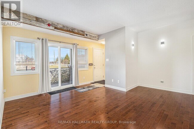 Photo du bâtiment - 920 White Alder Ave