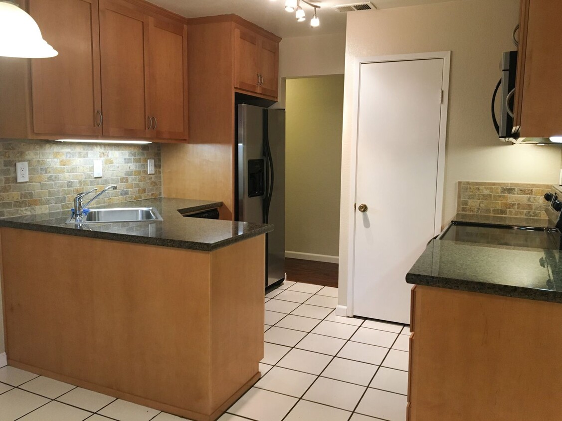 Primary Photo - Charming 2 Bed 2 Bath Condo in Downtown Sa...