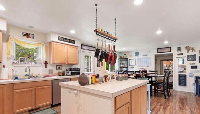 Foto del edificio - 5 bedroom Home on half acre in Palmer! Fantastic location, close to everything, great commute loc...
