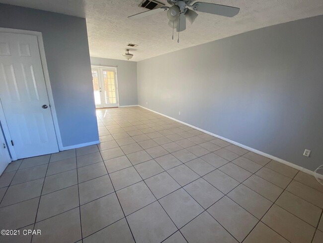 Building Photo - 409 Venetian Way
