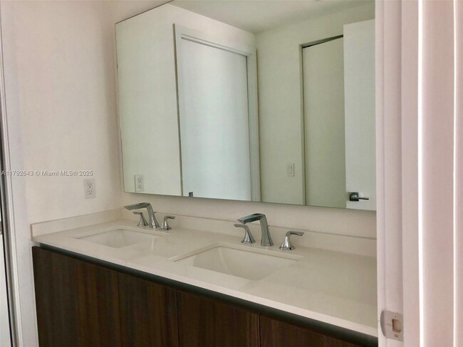 Foto del edificio - 488 NE 18th St
