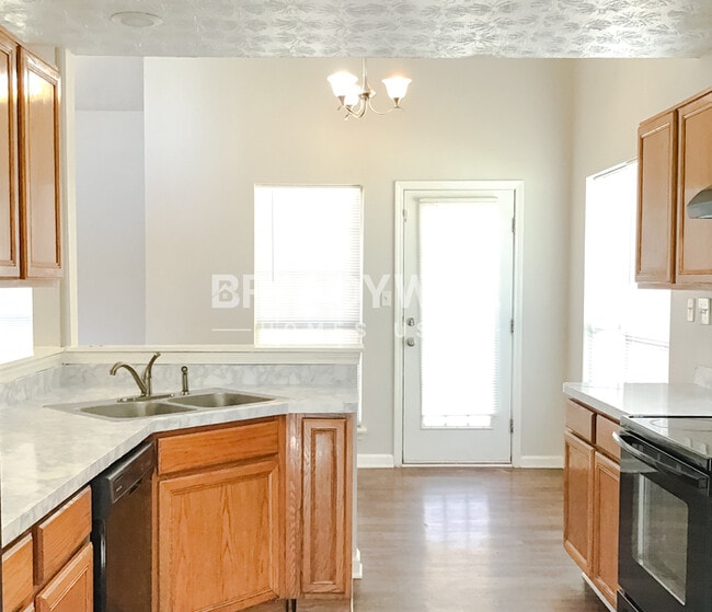 Building Photo - 305 Shadetree Ln