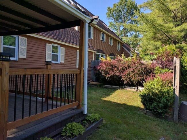 Building Photo - Spacious 2 Bedroom  Condo With Large Finis...