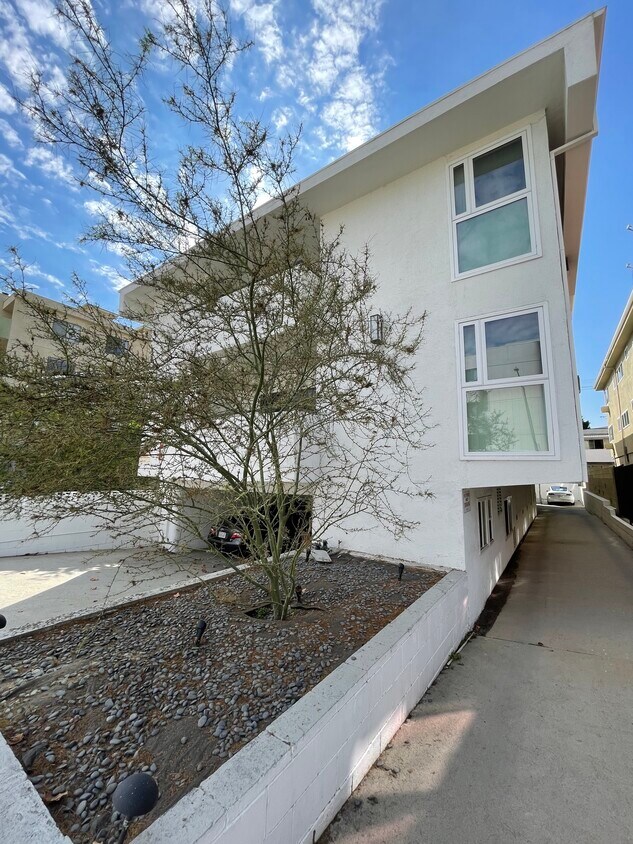 Foto principal - 1051 S Sherbourne Dr