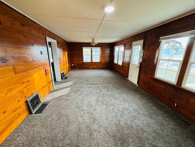 Building Photo - Cozy home 2 Bed 1 Bath