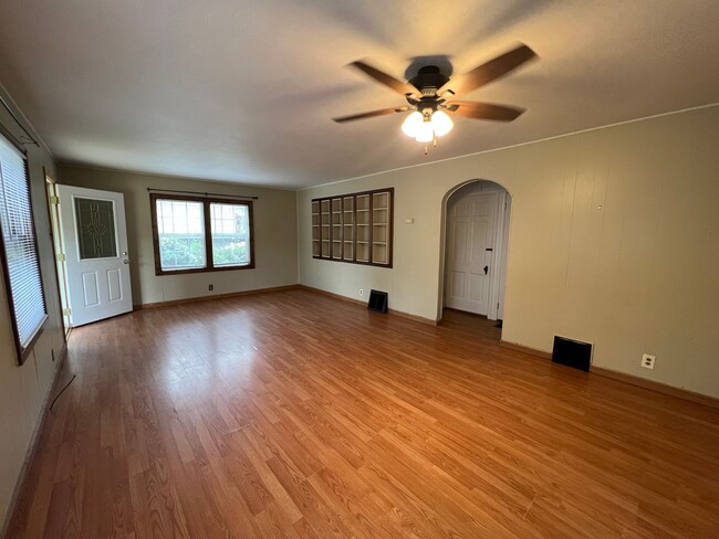 Building Photo - Available Mid-May 4 Bedroom / 1.5 Bathroom...