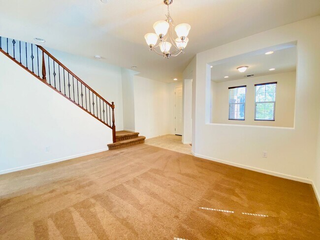 Foto del edificio - Spacious Home with New Carpets and Paint!