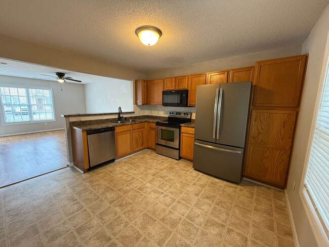 Building Photo - Nice 2 bedroom, 2.5 bath Townhouse