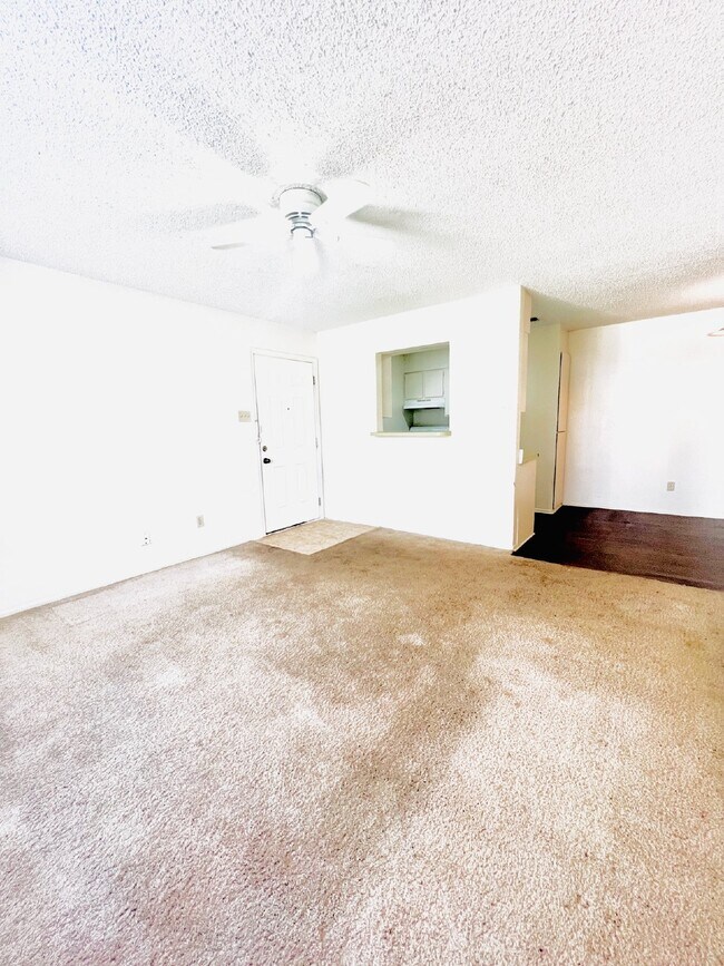 Building Photo - AVAILABLE NOW Affordable TWO BEDROOM in No...